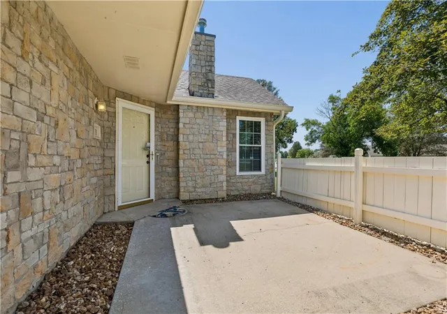 Photo 3 of Single family home for sale at 931 Ne Devon Dr, Lee's Summit, MO 64064 | MLS# 2637980 | Listing updated on 2026-09-07