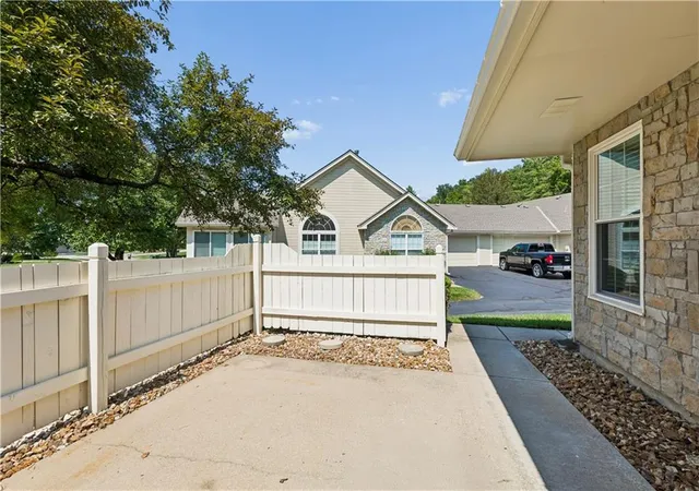 Photo 3 of House for sale at 931 Ne Devon Dr, Lee's Summit, MO 64064 | MLS# 2637980 | Listing updated on 2026-10-03