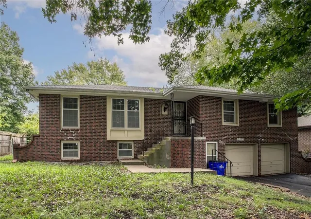 2nd image of 12837 Sycamore Ave, Grandview, MO 64030 | MLS# 2637982