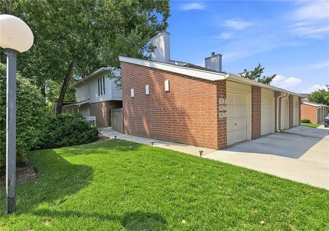 2nd image of 6244 Rosewood St, Mission, KS 66205 | MLS# 2637993