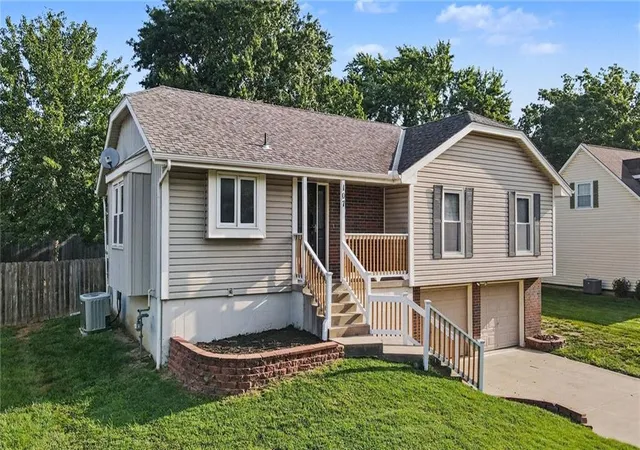 Photo 3 of Sale Pending at 107 Nw Leann Dr, Blue Springs, MO 64014 | MLS# 2637996 | Listing updated on 2026-09-03