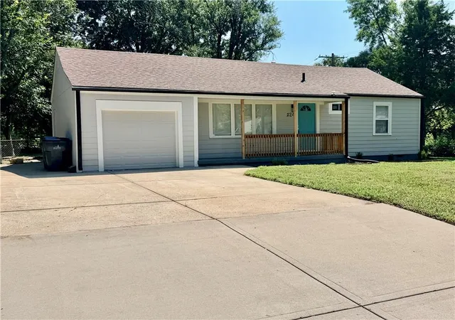 2nd image of 224 S Central St, Olathe, KS 66061 | MLS# 2638005