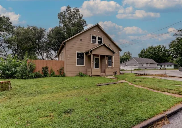 Photo 1 of Single family home for sale at 931 Kickapoo St, Leavenworth, KS 66048 | MLS# 2638024 | Listing updated on 2026-10-09
