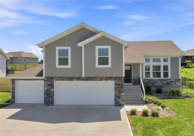 1st image of 800 Wright St, Pleasant Hill, MO 64080 | MLS# 2638031