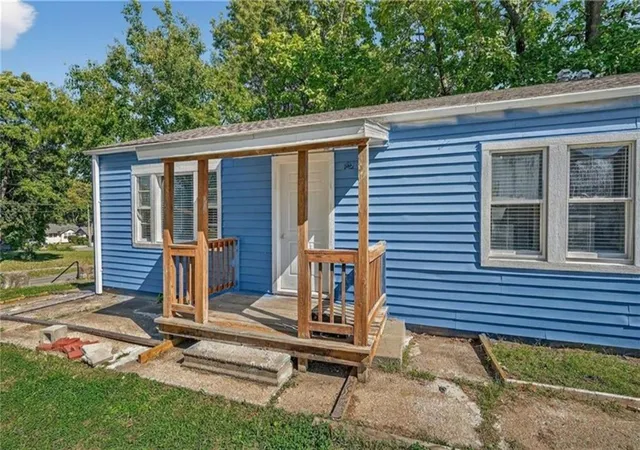Photo 4 of House for sale at 1003-1005 W College St, Independence, MO 64050 | MLS# 2638041 | Listing updated on 2026-08-27