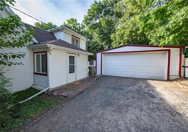 Photo 3 of Sale Pending at 526 Reaser St, Leavenworth, KS 66048 | MLS# 2638046 | Listing updated on 2026-08-30