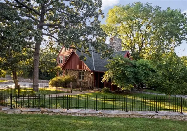 3rd image of 1 Anchor Dr, Lake Tapawingo, MO 64015 | MLS# 2638051