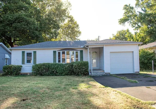 1st image of 103 Warwick Rd, Coffeyville, KS 67337 | MLS# 2638058