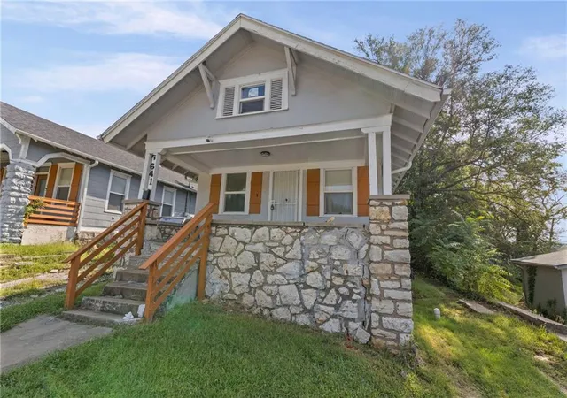 1st image of 5641 Prospect Ave, Kansas City, MO 64130 | MLS# 2638063