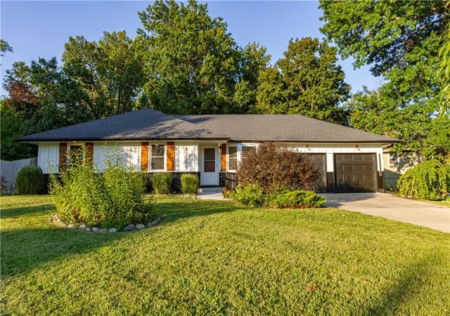2nd image of 2 E 127th Ter, Kansas City, MO 64145 | MLS# 2638078
