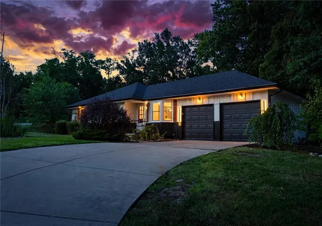 Photo 3 of Single family home for sale at 2 E 127Th Ter, Kansas City, MO 64145 | MLS# 2638078 | Listing updated on 2026-10-11