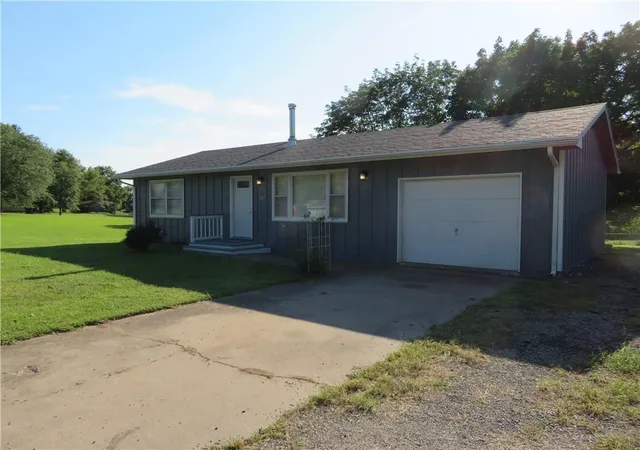 3rd image of 8867 Hilltop Rd, Ozawkie, KS 66070 | MLS# 2638087
