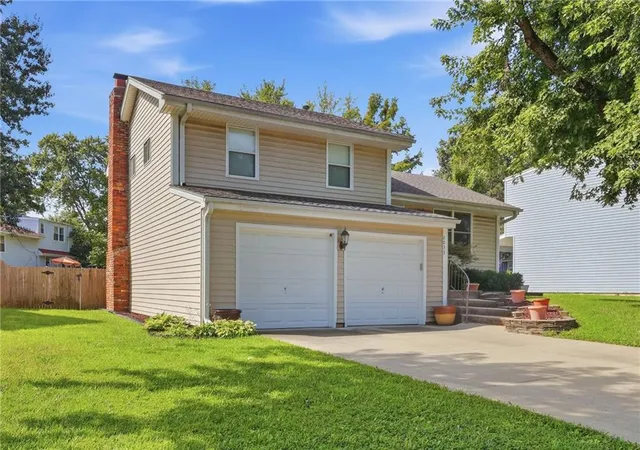 Photo 2 of Sale Pending at 2033 E Wyandotte St, Olathe, KS 66062 | MLS# 2638131 | Listing updated on 2026-08-29