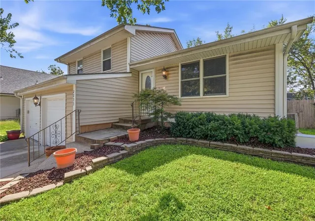 Photo 3 of Sale Pending at 2033 E Wyandotte St, Olathe, KS 66062 | MLS# 2638131 | Listing updated on 2026-08-29