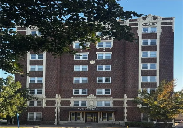 2nd image of 323 E Emanuel Cleaver Ii Blvd #3E, Kansas City, MO 64112 | MLS# 2638139