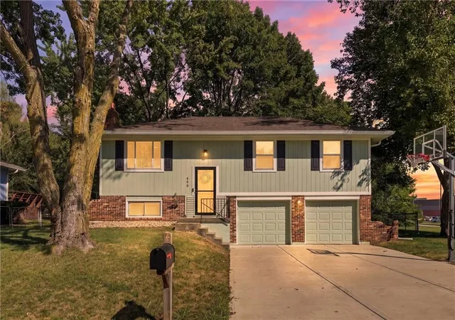Photo 2 of Single family home for sale at 600 Sw 35th Ter, Lee's Summit, MO 64082 | MLS# 2638143 | Listing updated on 2026-10-06
