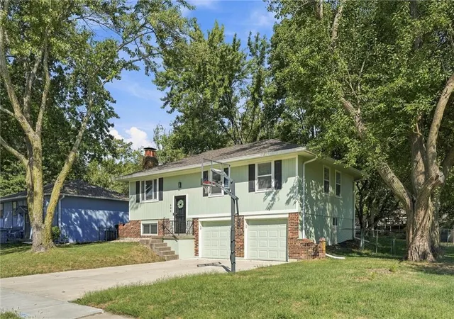 Photo 3 of Single family home for sale at 600 Sw 35th Ter, Lee's Summit, MO 64082 | MLS# 2638143 | Listing updated on 2026-10-06