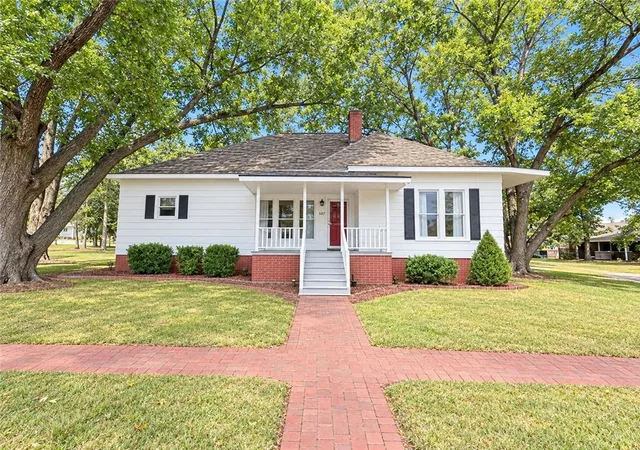 Photo 1 of Single family home for sale at 729 E 4th St, Cherryvale, KS 67335 | MLS# 2638156 | Listing updated on 2026-09-03