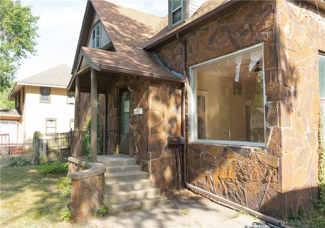 Photo 3 of Single family home for sale at 1621 Appleton St, Parsons, KS 67357 | MLS# 2638163 | Listing updated on 2026-08-22