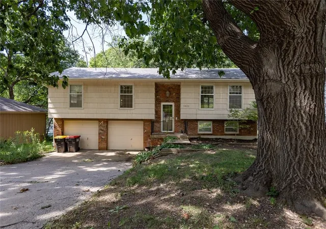 Photo 2 of Single family home for sale at 5822 Nw Aspen Ln, Kansas City, MO 64152 | MLS# 2638168 | Listing updated on 2026-08-31