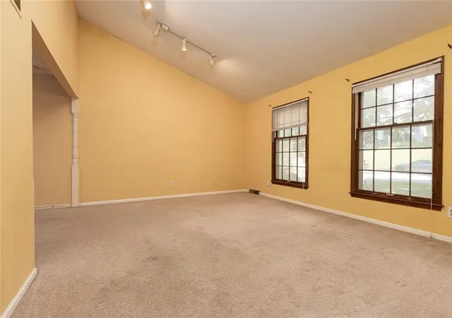 Photo 3 of Single family home for sale at 5822 Nw Aspen Ln, Kansas City, MO 64152 | MLS# 2638168 | Listing updated on 2026-09-22