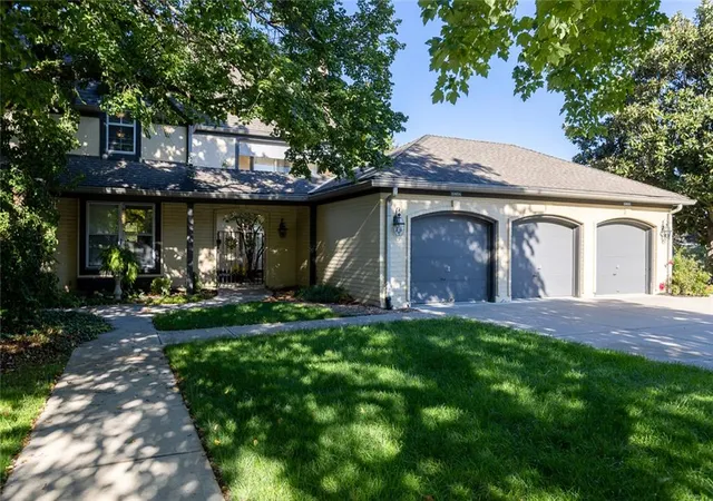 Townhouse for sale at 10804 Glenwood St, Overland Park, KS 66211 | MLS# 2638169