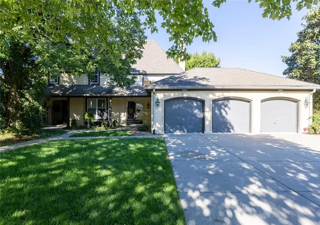 Photo 2 of Townhouse for sale at 10804 Glenwood St, Overland Park, KS 66211 | MLS# 2638169 | Listing updated on 2026-10-08
