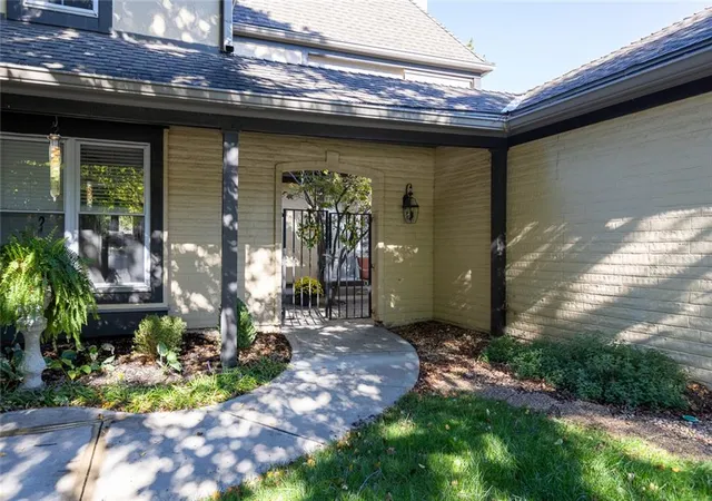 Photo 3 of Townhouse for sale at 10804 Glenwood St, Overland Park, KS 66211 | MLS# 2638169 | Listing updated on 2026-10-08