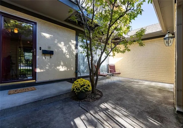 Photo 3 of Townhouse for sale at 10804 Glenwood St, Overland Park, KS 66211 | MLS# 2638169 | Listing updated on 2026-10-08