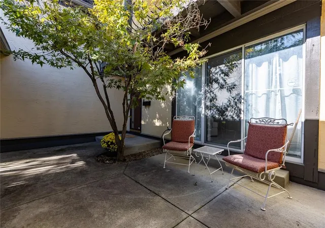 Photo 4 of Townhouse for sale at 10804 Glenwood St, Overland Park, KS 66211 | MLS# 2638169 | Listing updated on 2026-10-08