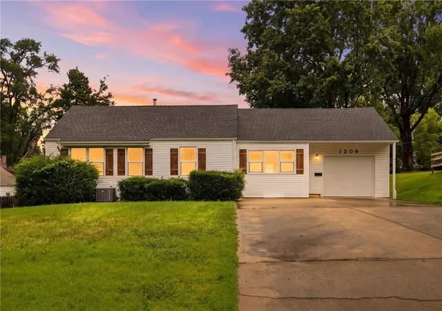 1st image of 1208 W 33rd St, Independence, MO 64055 | MLS# 2638178