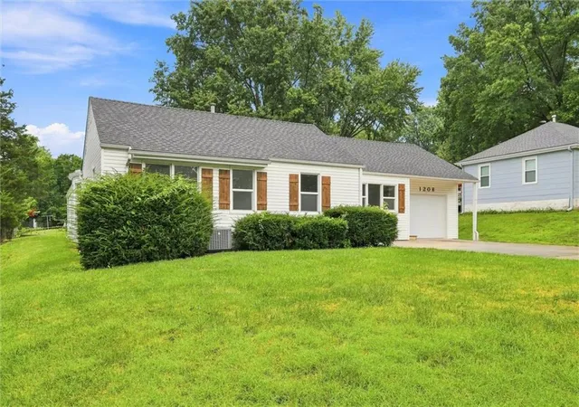 2nd image of 1208 W 33rd St, Independence, MO 64055 | MLS# 2638178