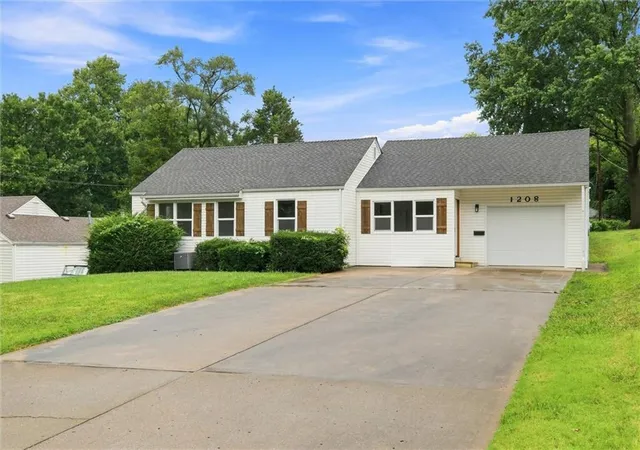 Photo 3 of Sale Pending at 1208 W 33rd St, Independence, MO 64055 | MLS# 2638178 | Listing updated on 2026-09-08