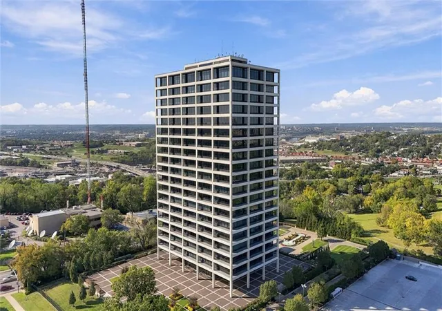 Listing Photo 4 - Condo for sale in building located at 700 W 31st #304th St, Kansas, MO 64108 - Unit #304