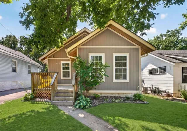 Single family home for sale at 615 W 77Th St, Kansas City, MO 64114 | MLS# 2638181