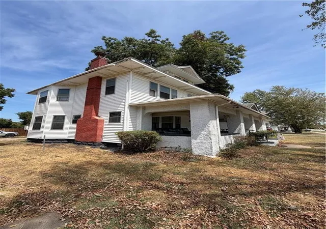 2nd image of 416 W 3rd St, Coffeyville, KS 67337 | MLS# 2638183