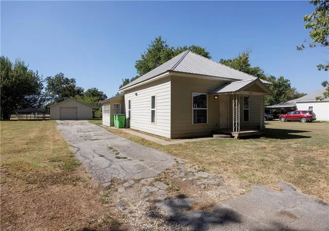 1st image of 923 E 7th St, Cherryvale, KS 67335 | MLS# 2638184