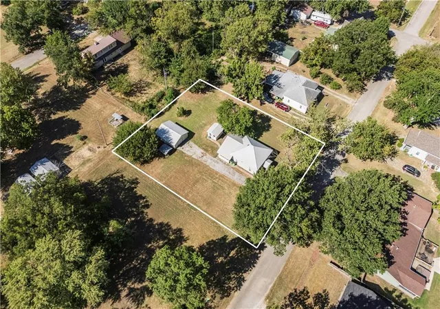 2nd image of 923 E 7th St, Cherryvale, KS 67335 | MLS# 2638184