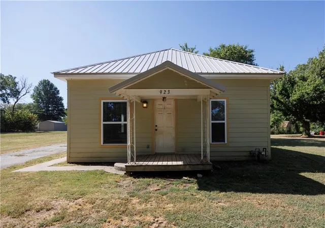 32nd image of 923 E 7th St, Cherryvale, KS 67335 | MLS# 2638184