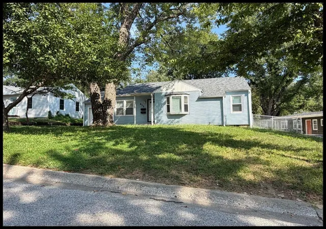 Photo 3 of Single family home for sale at 411 9th St, Warrensburg, MO 64093 | MLS# 2638197 | Listing updated on 2026-09-01