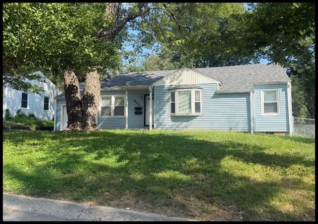 Photo 3 of Single family home for sale at 411 9Th St, Warrensburg, MO 64093 | MLS# 2638197 | Listing updated on 2026-09-01