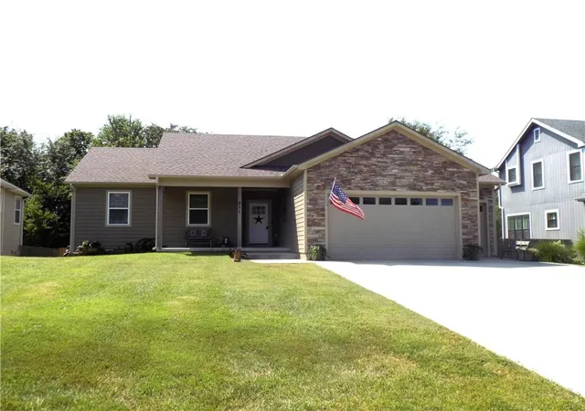 1st image of 211 Hillside Dr, Baldwin City, KS 66006 | MLS# 2638238