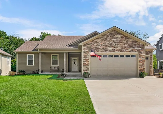 1st image of 211 Hillside Dr, Baldwin City, KS 66006 | MLS# 2638238