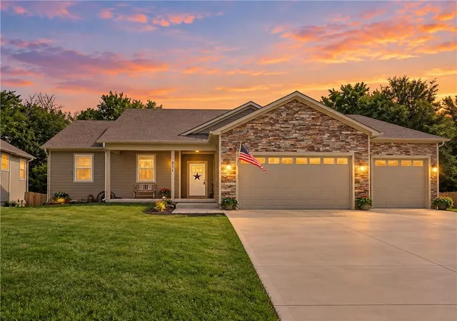 Photo 1 of Single family home for sale at 211 Hillside Dr, Baldwin City, KS 66006 | MLS# 2638238 | Listing updated on 2026-10-08