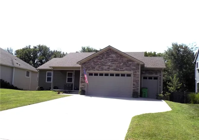 2nd image of 211 Hillside Dr, Baldwin City, KS 66006 | MLS# 2638238
