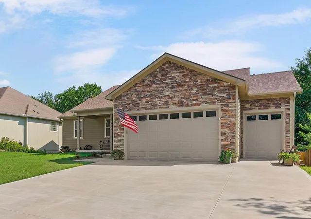 2nd image of 211 Hillside Dr, Baldwin City, KS 66006 | MLS# 2638238