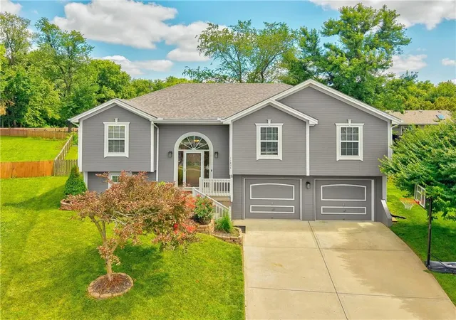 Photo 1 of Sale Pending at 11804 N Lydia Ave, Kansas City, MO 64155 | MLS# 2638243 | Listing updated on 2026-09-01