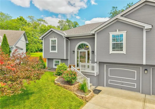 Photo 2 of Sale Pending at 11804 N Lydia Ave, Kansas City, MO 64155 | MLS# 2638243 | Listing updated on 2026-09-01