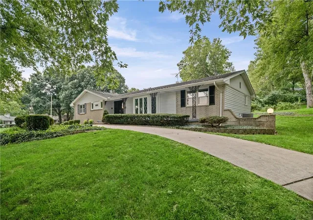 2nd image of 9300 Madison Ave, Kansas City, MO 64114 | MLS# 2638249