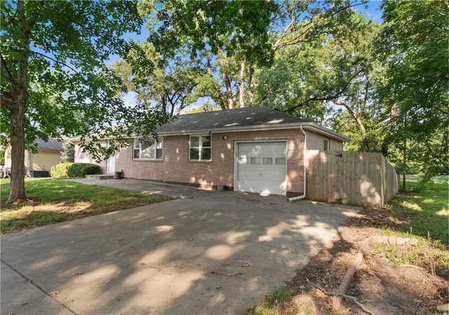 2nd image of 102 Highland Dr, Smithville, MO 64089 | MLS# 2638252